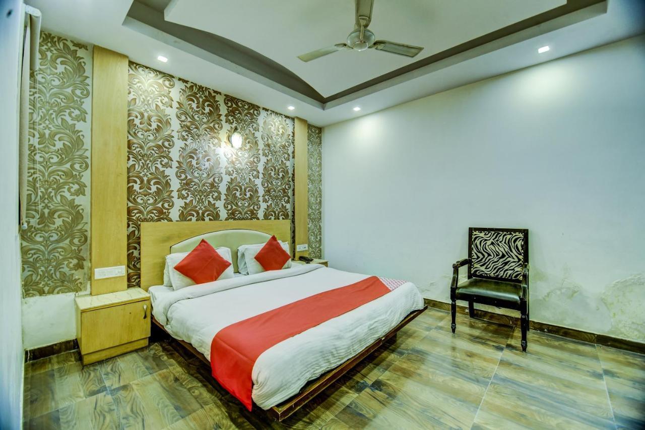Oyo Hotel Asko International Near Gurudwara Shri Bangla Sahib Нью-Дели Экстерьер фото